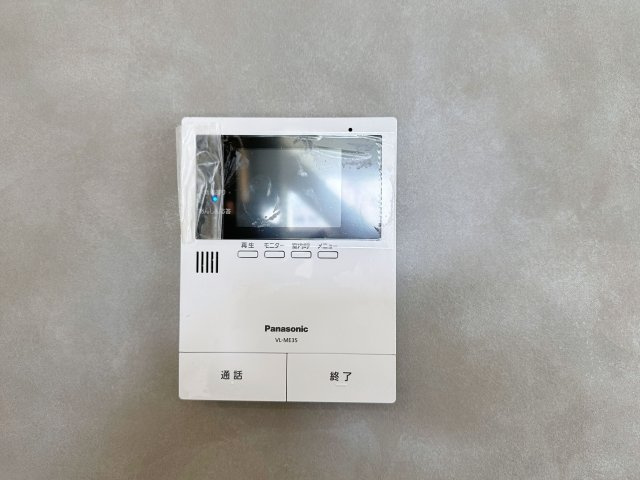 東区戸坂山根2丁目の防犯設備|ドアホン☆
来客があったとき、室内からカメラやマイクを使って相手や用件を確認できます。相手を事前に確認することができ、訪問販売対策や防犯面でも役に立つアイテムです♪