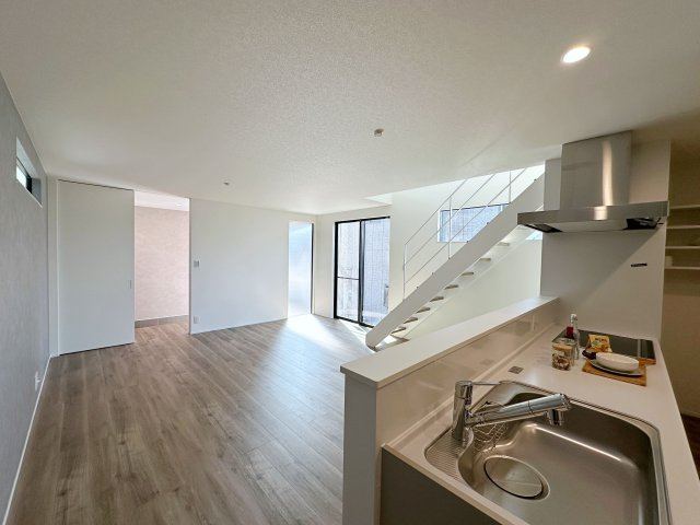 東区戸坂山根2丁目の居間・リビング|18.9帖の広々としたリビング☆
キッチンからはリビング全体を見渡すことができます♪