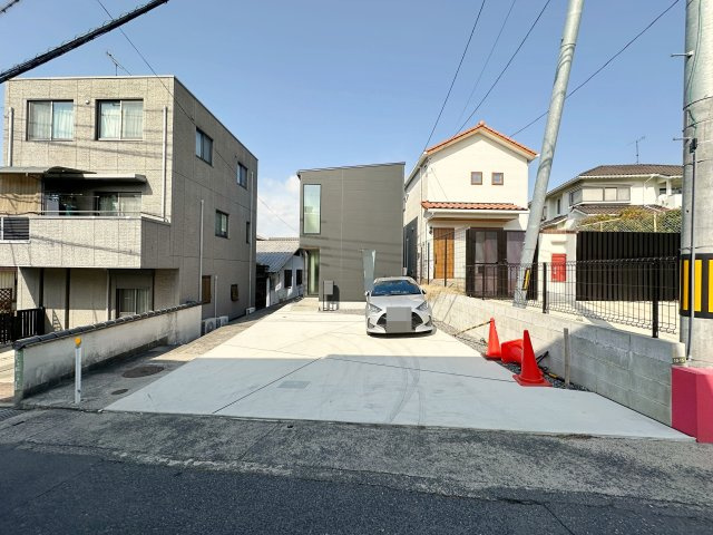 東区戸坂山根2丁目の駐車場|車種により4台駐車可能☆
広い駐車スペースは来客時なども安心です♪