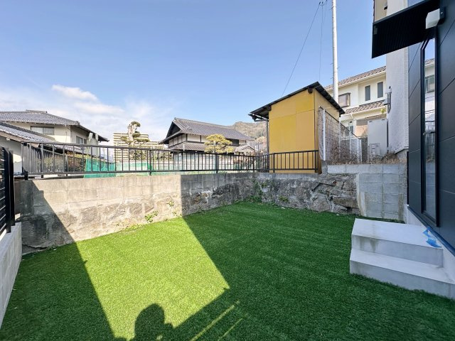 東区戸坂山根2丁目の庭|広々としたお庭スペース☆
人工芝も敷かれており、お子様の遊びスペースにぴったりです♪