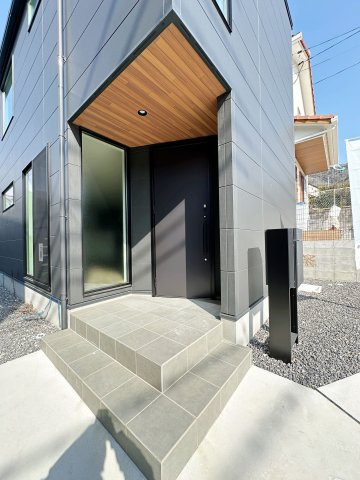 東区戸坂山根2丁目の玄関|宅配BOX付き玄関ポーチ☆
屋根も付いており、雨が降っても濡れる心配はありません♪