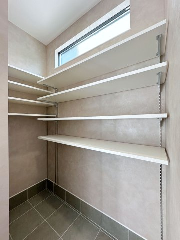 東区戸坂山根2丁目の収納|シューズインクローク☆
可動棚で好きな高さに調整可能！靴だけでなく外で使う用具やお子様のおもちゃなども帰ってきてそのまま収納することができます♪