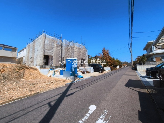 ファーストタウン第9高森台の前面道路含む現地写真