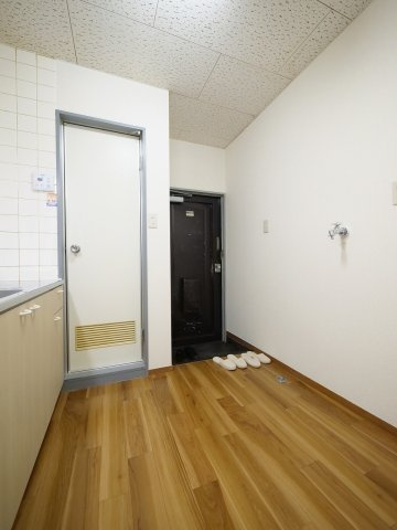 ハイツ岡町の玄関