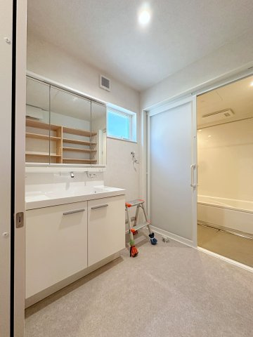 安佐南区上安1丁目No.Cの洗面所|シャワー付き洗面化粧台☆
洗面台にシャワー機能が付いたもので、シャンプーなども行える多機能洗面台です。また、顔や手を洗うためだけではなく、シャワー付き洗面台を使えば手洗い洗濯などでも利用できます♪