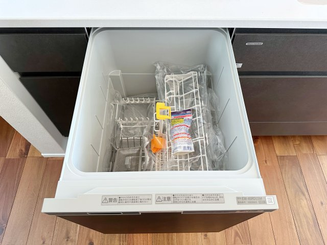 安佐南区上安1丁目No.Cのキッチン|4人から5人分の食器洗浄乾燥機☆
水道代の節約にもなり、家事の時短もできる優れ物です♪
スライド式で上から全体が見えるため食器の出し入れもスムーズです♪