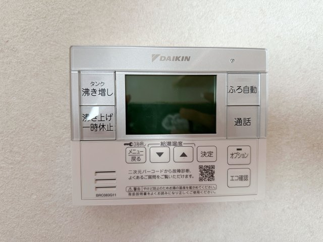 安佐南区上安1丁目No.Cの発電・温水設備|給湯器リモコン☆
キッチンからお湯の温度調整やお風呂の操作ができるのでとても便利です♪