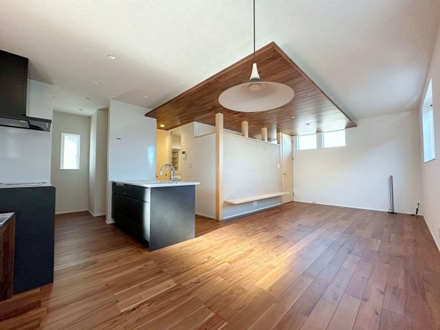 安佐南区上安1丁目No.Cの居間・リビング|17帖の広々としたリビング☆
オリジナル木材を使用した注文住宅のようなおしゃれな内装です♪