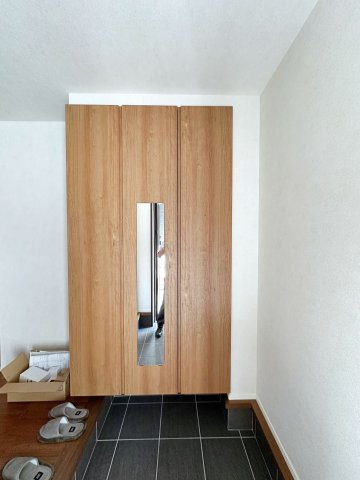 安佐南区上安1丁目No.Cの収納|姿見付きシューズボックス☆
大容量のシューズボックスの為、靴もたくさん収納が可能です♪