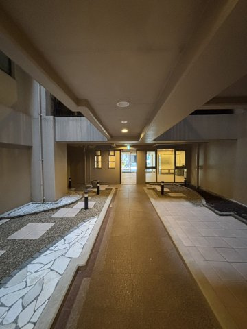 イトーピア夙川結善町のその他共用部分|エントランスからエレベーターまでの道です