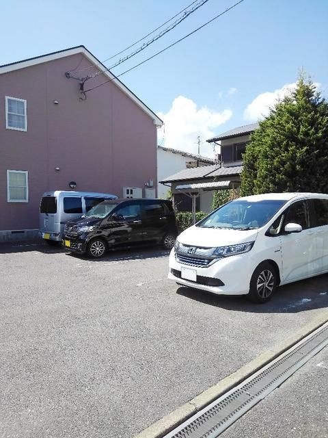 エスティーディップスの駐車場