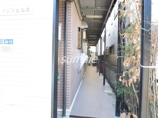 メゾンヒルズのロビー|こちらが1階通路にになります☆