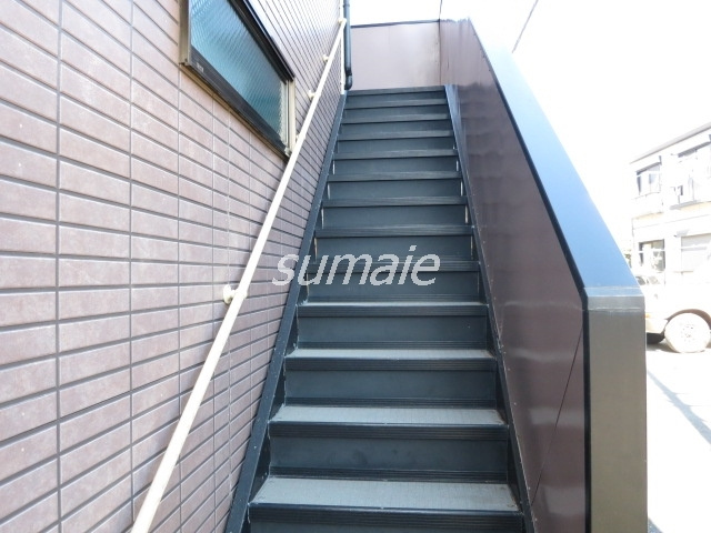 メゾンヒルズのその他共用部分|こちらが2階へ上がる階段です☆彡