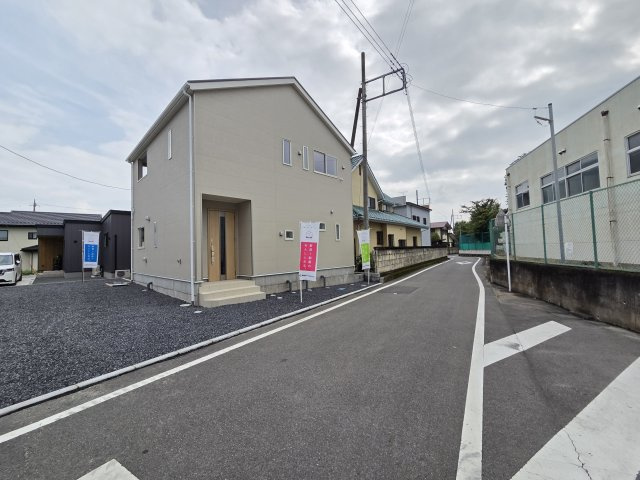 新築　みどり市大間々町大間々第13　クレイドルガーデン　1号棟の前面道路含む現地写真|現地写真　北側接道幅員約4.7ｍ	