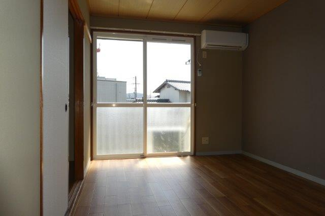 ジョイファミリー総社Bの居間・リビング|洋室