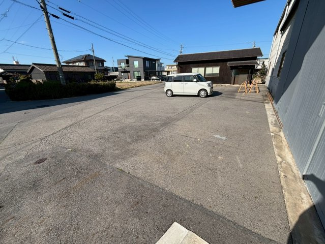 西尾市上矢田町貸倉庫の駐車場