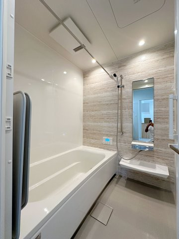 安芸郡熊野町中溝5丁目 No.5の浴室|タカラスタンダードの浴室乾燥機付き1坪タイプのユニットバス☆
前面ホーローパネルでマグネット対応しており、お手入れも簡単です♪