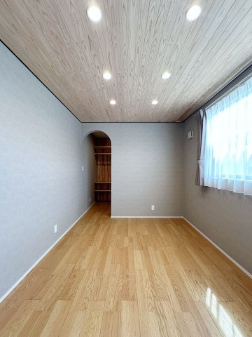 安芸郡熊野町中溝5丁目 No.5の寝室|2階6帖の主寝室☆
ここにもアクセントとして無垢木材の化粧張りがされています。
更に全部屋が調光機能付きLEDのため好きな明るさで落ち着ける空間になるよう設計されています♪