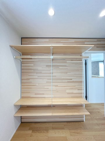 安芸郡熊野町中溝5丁目 No.5の収納|全居室収納☆
2階6帖の洋室は使いやすいオープンクローゼットです♪