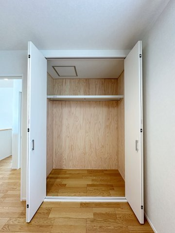 安芸郡熊野町中溝5丁目 No.5の収納|全居室収納☆
4.5帖洋室のクローゼットです♪