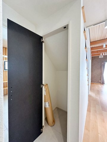 安芸郡熊野町中溝5丁目 No.5の収納|キッチン横にある階段下収納☆
パントリーとしてはもちろんよく使う掃除道具などをしまっておくのにも便利です♪