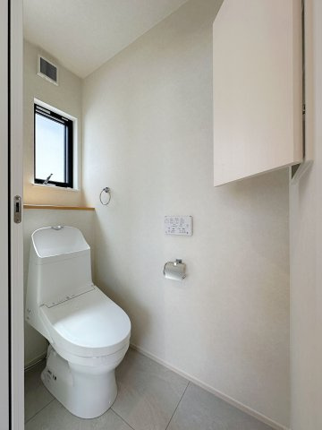 安芸郡熊野町中溝5丁目 No.5のトイレ|2階ウォシュレットトイレ☆