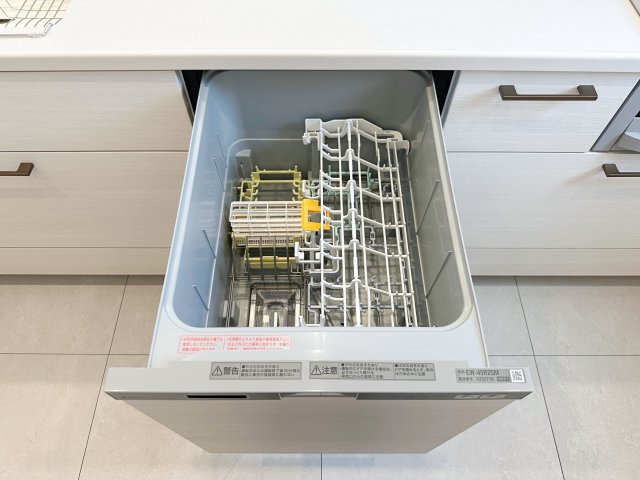 安芸郡熊野町中溝5丁目 No.5のキッチン|4人から5人分の食器洗浄乾燥機☆
水道代の節約にもなり、家事の時短もできる優れ物です♪
スライド式で上から全体が見えるため食器の出し入れもスムーズです♪