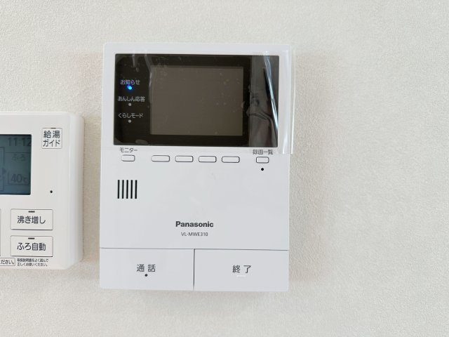 安芸郡熊野町中溝5丁目 No.5のセキュリティ|ドアホン☆
来客があったとき、室内からカメラやマイクを使って相手や用件を確認できます。相手を事前に確認することができ、訪問販売対策や防犯面でも役に立つアイテムです♪