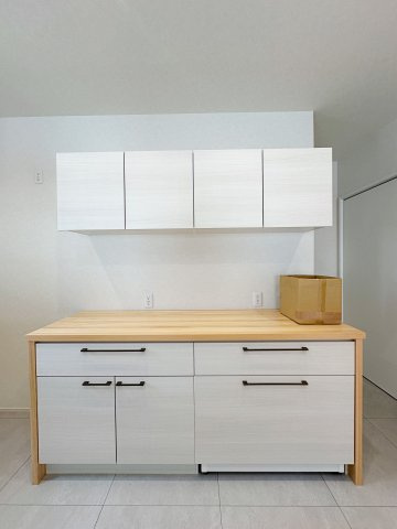 安芸郡熊野町中溝5丁目 No.5の収納|収納力のある大型カップボード☆
備え付けのため耐震性が高く、通常よりも奥行きを広く取ることで家具の配置がしやすい設計です♪
キッチンと同じカラーリングのため統一感もあります！