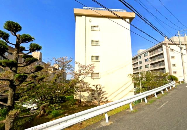 山御影マンションC棟の外観|角住戸ならではの三面採光！陽のあたる時間が長く、冬でも暖かいです
