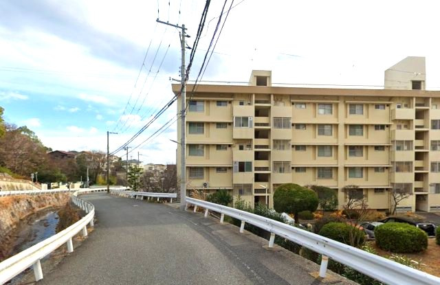 山御影マンションC棟の外観|オープンでのびやかな空間を生み出す、こだわりの広がりとゆとり。家族と過ごす時間を大切にしたい方にぴったりの明るくゆとりある住空間です。南側の窓からの日差しがリビングの隅々までしっかりと届きます！ 
