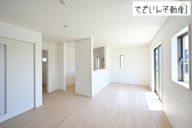 【居間・リビング】 | CRADLE GARDEN深谷市中瀬第1　新築住宅 | ≪1号棟≫細部まで丁寧に仕上げられた内装が、日々の生活を豊かに彩ります。家族の思い出が増えていく場所に。
現地(2026年7月撮影)
