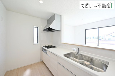 【キッチン】 | CRADLE GARDEN深谷市中瀬第1　新築住宅 | ≪1号棟≫共働きでも無理なく使える効率的なレイアウト。夕食の準備も、家族の会話を楽しみながら進められる、心地よいキッチンです。
現地(2026年7月撮影)