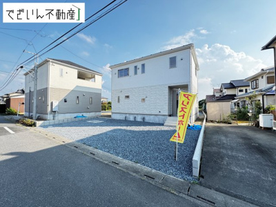 【外観】 | CRADLE GARDEN深谷市中瀬第1　新築住宅 | ≪1号棟≫街並みに馴染む、シンプルで洗練された佇まい。暮らしにちょっとした遊び心を添えてくれるお家です。
現地(2026年8月撮影)