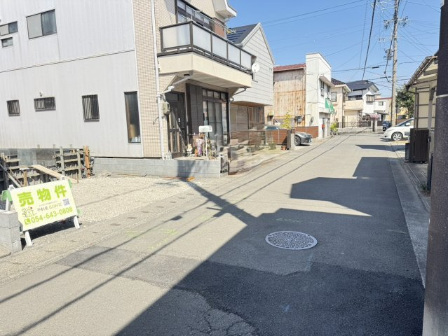 駿河区　新川2丁目　新築住宅　４ＬＤＫの前面道路含む現地写真