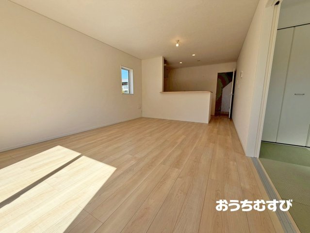 春日井市岩成台第7(全2棟)の居間・リビング