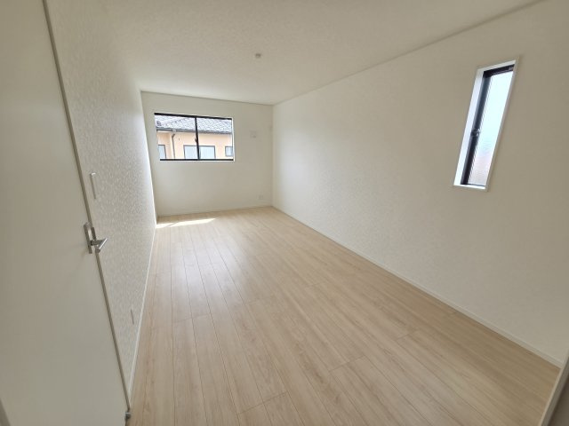 新築　太田市鳥山上町第6　クレイドルガーデン　１号棟の洋室|現地写真　全室南向きで明るいお部屋、子供部屋は明るい方が良いですよね♪							
