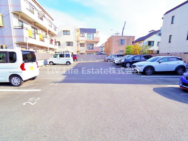 グランドヒルズの駐車場