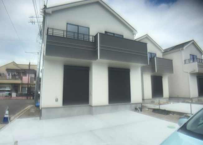 【前面道路含む現地写真】 | 前面道路は交通量が少なく閑静な住宅街に位置するため、小さなお子様がいるご家庭でも安心してお過ごしいただけます。車の出し入れや近隣の通行状況など、生活イメージを深めるためにもぜひ現地をご見学ください。