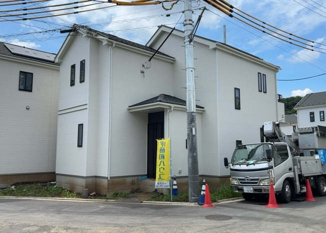 【前面道路含む現地写真】 | 住宅用の土地では前面道路に2m以上接していなければならないと法律で定められています。しかし、お持ちの車のサイズやライフスタイルなどにより、2mでは利便が悪い場合もございますので、事前に確認しましょう。