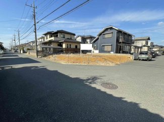 【前面道路含む現地写真】 | 千葉市若葉区若松台２丁目 | 前面道路も広く安心です。