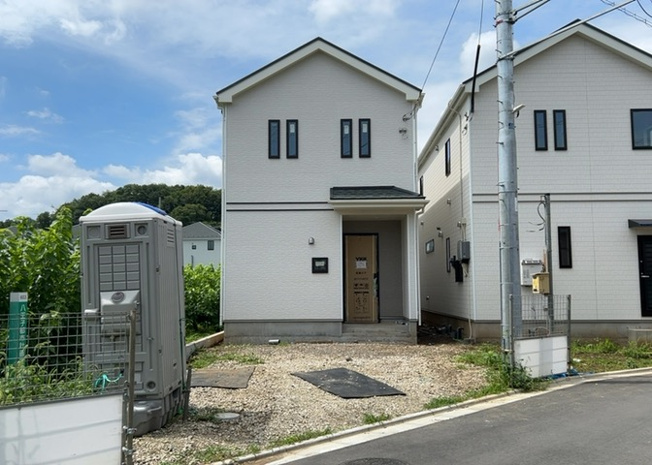 【前面道路含む現地写真】 | 住宅用の土地では前面道路に2m以上接していなければならないと法律で定められています。しかし、お持ちの車のサイズやライフスタイルなどにより、2mでは利便が悪い場合もございますので、事前に確認しましょう。