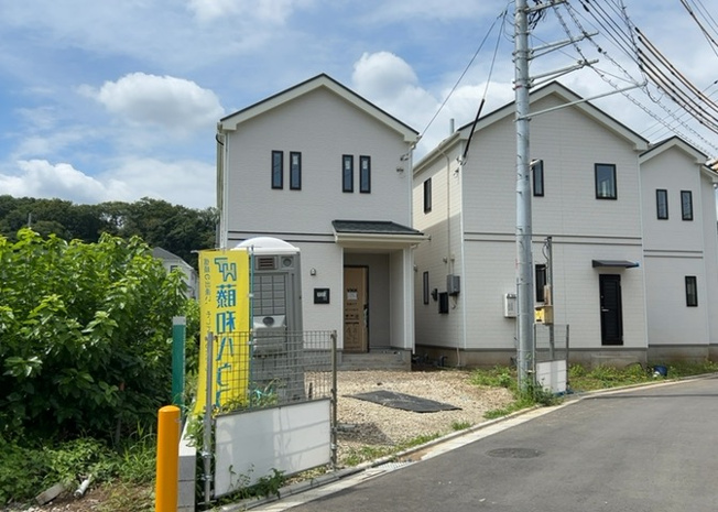 【前面道路含む現地写真】 | お持ちの車種によっては前面道路が広い方が便利でしょう。しかし、前面道路が広ければその分交通量が多くなるため、騒音などが気になる場合があります。実際に現地を見学し、周辺交通量や騒音などを確認しましょう！