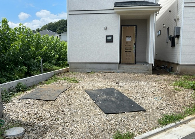【駐車場】 | 駐車場と明記されていても、最小スペースでつくられた駐車場だと大型車は駐車できなかったり、出入りしにくくなったりする可能性があります。お車のサイズと購入したい物件の駐車場のサイズを現地で確認しましょう。