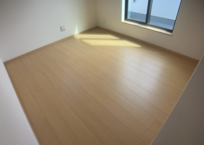 【寝室】 | 2階の6.0帖洋室は主寝室としておすすめの空間です。落ち着いた内装デザインでリラックスできるひとときをお過ごしいただけます。全居室収納付きで、大型の衣類や寝具なども綺麗に整理整頓できる仕様です。