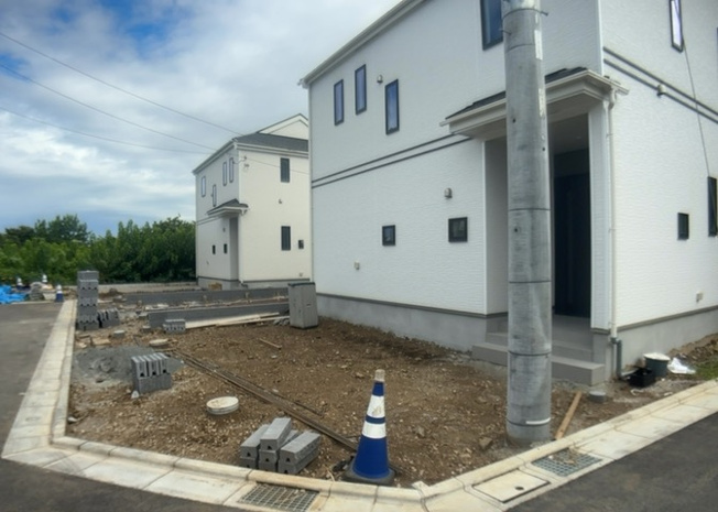 【外観】 | 八王子市弐分方町に誕生する木造2階建ての新築分譲住宅です。土地面積125.09㎡（約37.83坪）、建物面積92.74㎡（約28.05坪）のゆとりある敷地。第一種低層住居専用地域ならではの静かな環境で