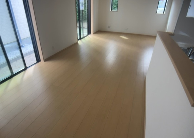 【居間・リビング】 | 南向きで明るく開放感あふれる19.0帖のLDK空間。食事を楽しむダイニングスペースと寛ぎのリビングスペースをしっかり分けられるレイアウトです。全居室フローリングで日頃のお手入れも簡単に行えます。