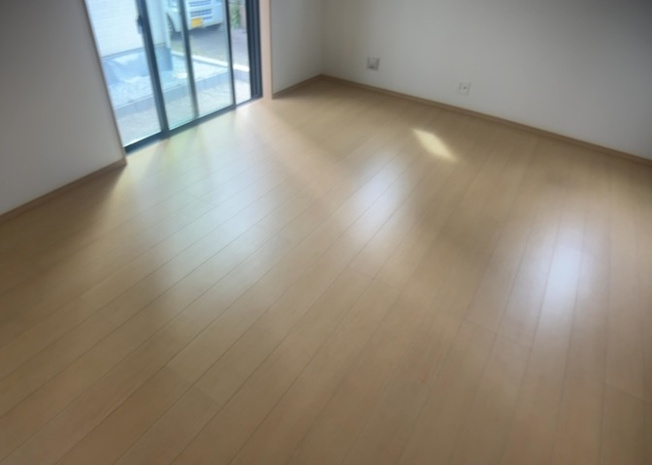 【ダイニング】 | キッチンと隣接した使い勝手の良いダイニングスペースです。調理したお料理を素早く配膳でき、後片付けもラクラク。対面カウンター越しにご家族と日々の出来事を会話しながら、楽しく食卓を囲むことができます。