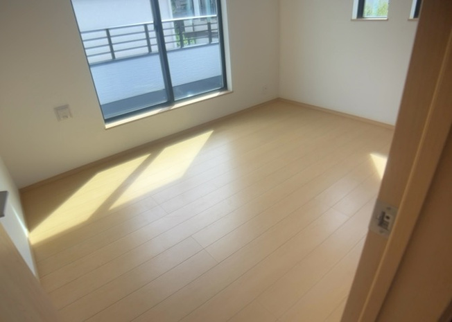 【子供部屋】 | 2階の洋室は子供部屋として最適。全居室収納付きでおもちゃや学習用品、衣類などを自分で整理整頓する習慣が身につきます。複層ガラスを採用しているため外の騒音も軽減され、勉強に集中できる室内環境です。