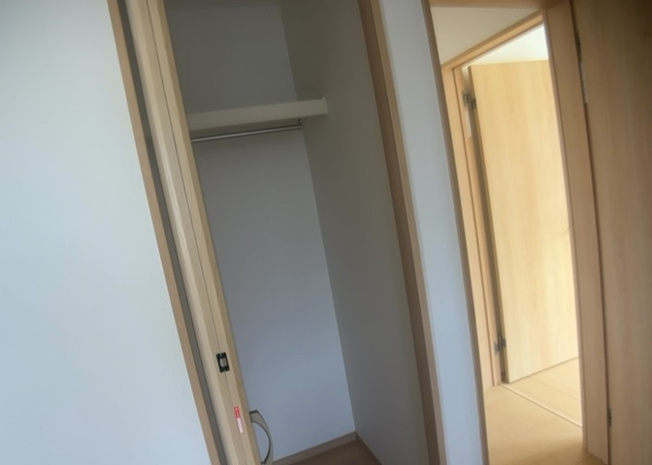 【収納】 | お部屋の荷物をまとめてスッキリ収納できる大型クロゼットスペースです。衣類はもちろん、スーツケースや季節家電などの大きな荷物もしっかり収まります。室内を広く有効活用するために欠かせない設備です。
